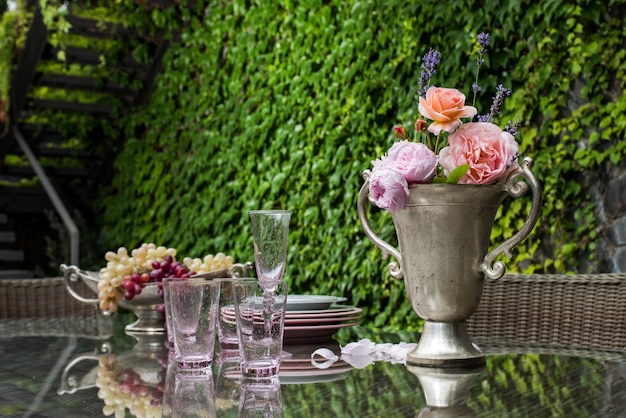 Foto gereedschap van glas en porselein op de eettafel buitenmeubels