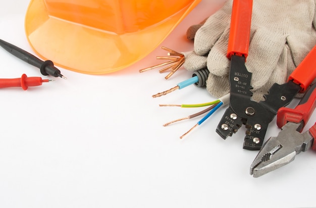 Gereedschap voor elektriciens. Veiligheidshelm, tang, kabels, snijder, enz.