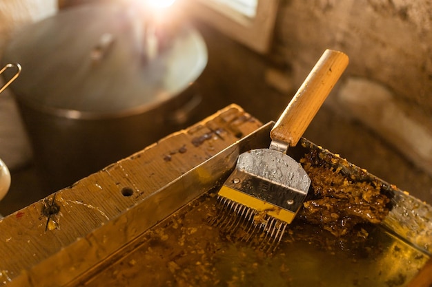 Gereedschap voor het openen van bijenframes