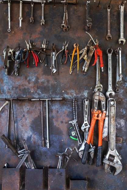 gereedschappen die in de werkplaats hangen