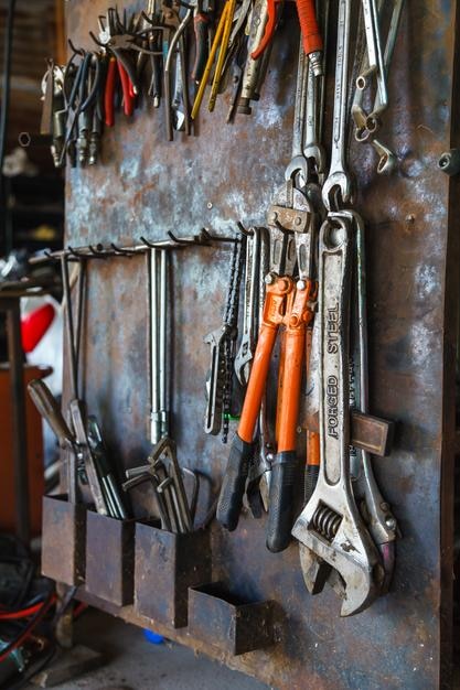 Foto gereedschappen die in de werkplaats hangen