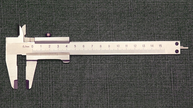 Gereedschapsmicrometer in spijkerbroek. alledaags gereedschap