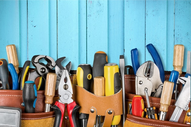 Gereedschapsriem met gereedschap op houten ondergrond