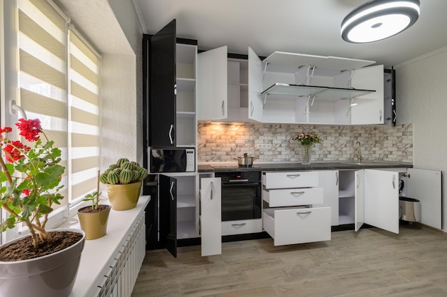 Gerenoveerd interieur voor moderne trendy witte keuken met openslaande deuren