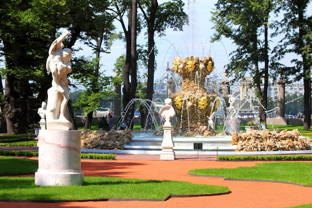 Gerenoveerd zomertuinpark in Sint-Petersburg