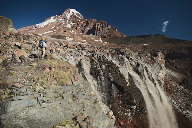 Gergeti-gletsjerwaterval Aard van de Kaukasische bergen Weg naar het basiskamp in Kazbek Georgië Berg Kazbek-alpinistische expeditie