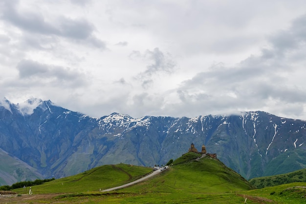 Chiesa della trinità di gergeti vicino al villaggio stepantsminda in georgia, ad un'altitudine di 2170 metri, und