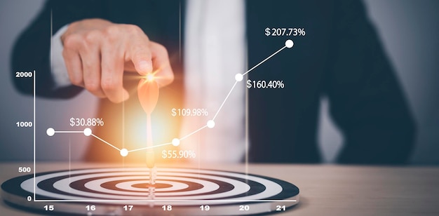 Gericht op het bedrijfsconcept zakenman hand met rode pijl naar het virtuele doel dartbord uitvoerend marketing investeringsdoel en doel voor bedrijfsinvesteringen concept