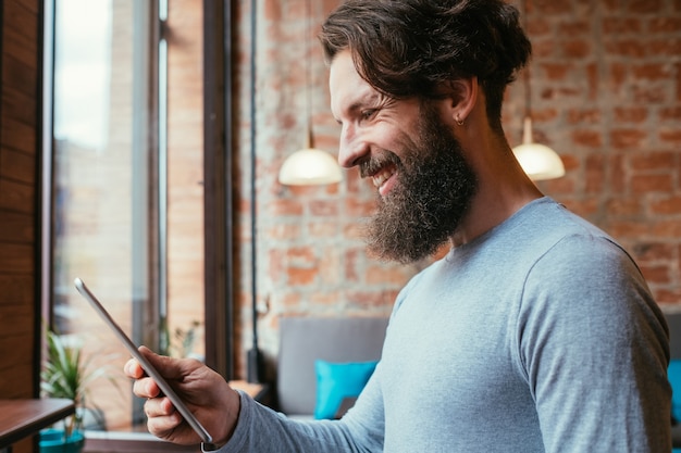 Gerichte man leest op tablet. onderwijskennis en toegang tot informatie