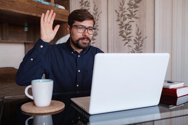 Gerichte man zit aan bureau en kijkt naar webinar videocursus