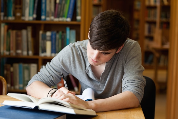 Gerichte mannelijke student werkt