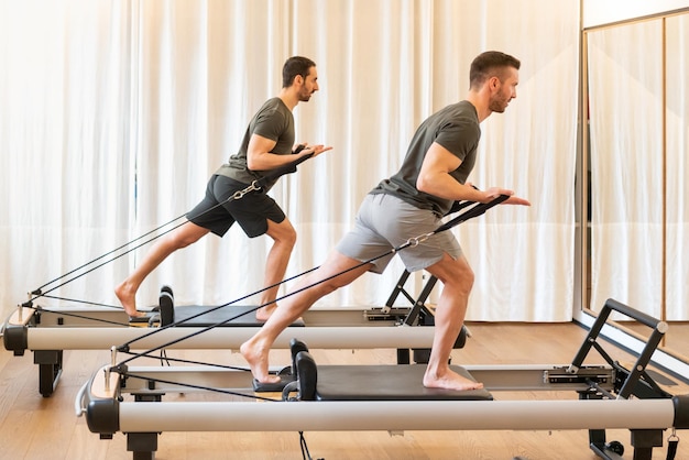 Gerichte mannen die staande boomknuffels doen oefenen in de sportschool