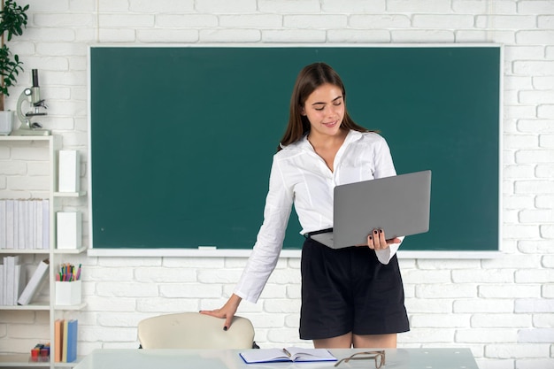 Gerichte student jonge vrouw online kijken naar webinar op laptop luisteren leren onderwijs cursus wo