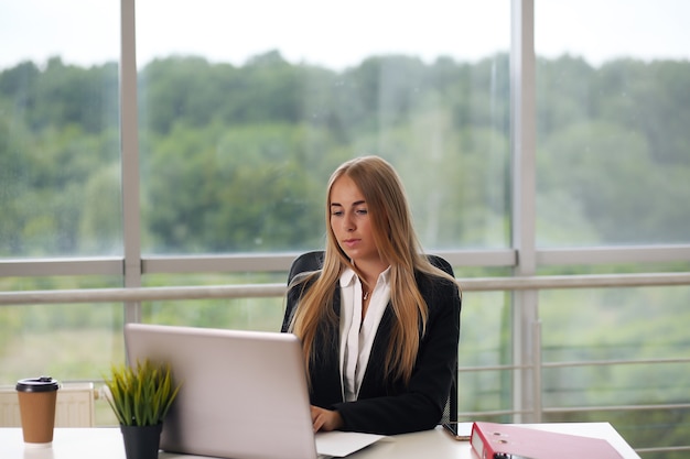 Gerichte vrouw die op haar computer werkt.