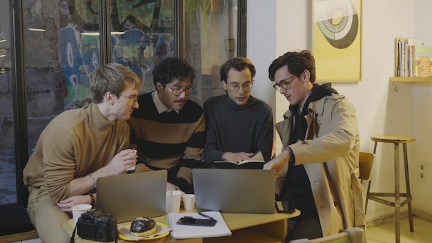 Gerichte zakenmannen bespreken online project op laptop op externe werkplek