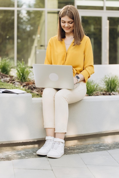 Gerichte zakenvrouw die op laptop typt en onderzoek doet naar vrouwelijk professioneel meisje met c