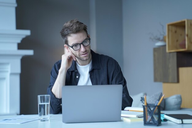 Gerichte zelfverzekerde Duitse zakenman die per e-mail op laptop correspondeert met klantleverancier