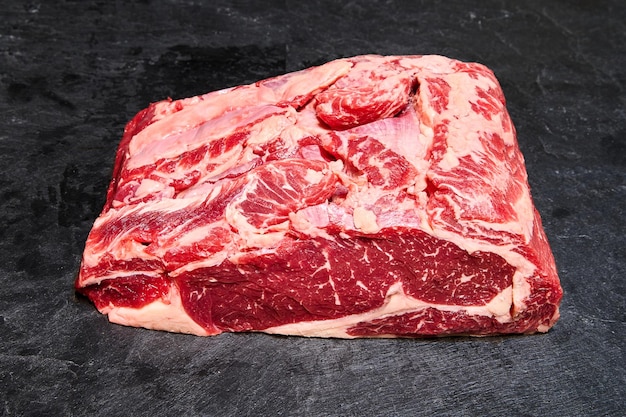 gerijpt oud runderlendevlees op leisteen achtergrond