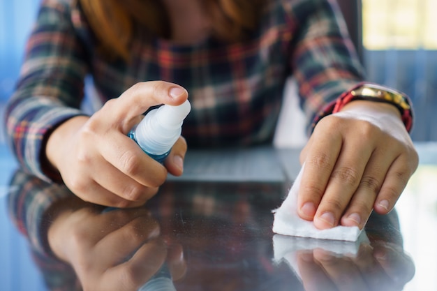 Il detergente per germi, virus e batteri è composto dall'alcool