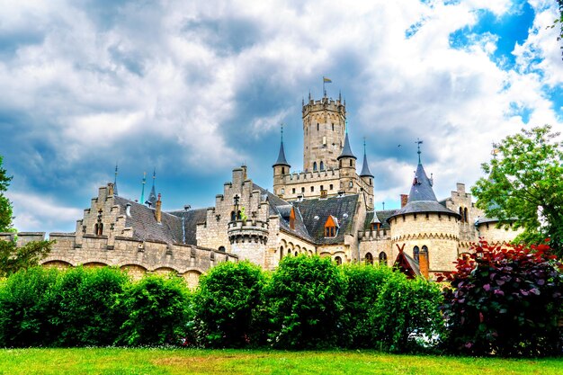 Foto castello tedesco marienburg circondato dal verde della foresta non lontano da hannover castello romantico medievale