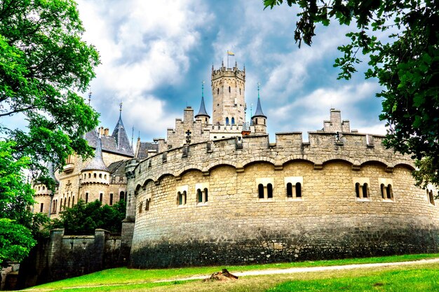 Foto castello tedesco marienburg circondato dal verde della foresta non lontano da hannover castello romantico medievale