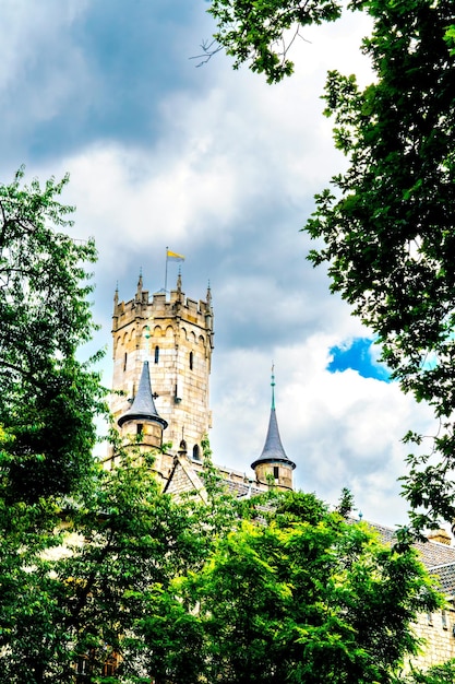 Foto castello tedesco marienburg circondato dal verde della foresta non lontano da hannover castello romantico medievale