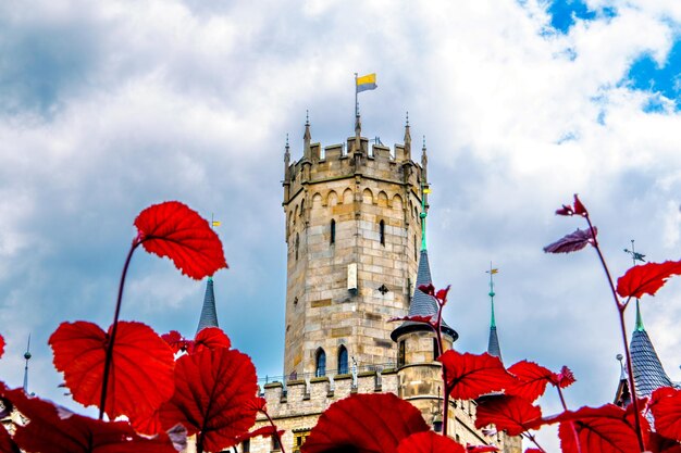 Foto castello tedesco marienburg circondato dal verde della foresta non lontano da hannover castello romantico medievale