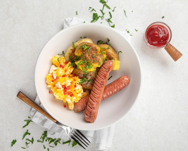 Немецкий яичный завтрак с сосисками и картофелем