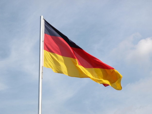 Немецкий флаг над голубым небом