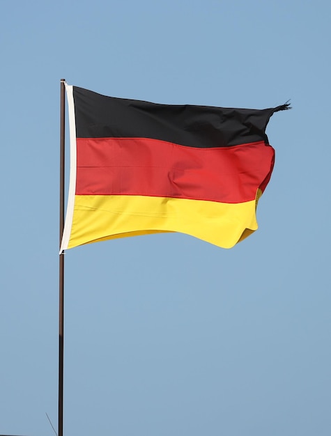 旗竿で飛んでいるドイツの旗