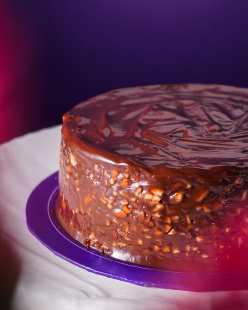Foto torta di caramella tedesca sullo sfondo viola