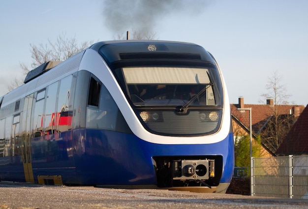 Photo german regional train against the backdrop of houses