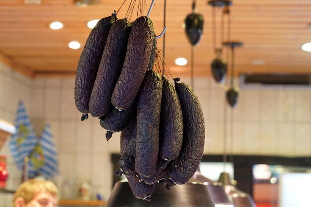 Foto salsiccia e carne tedesche al mercato