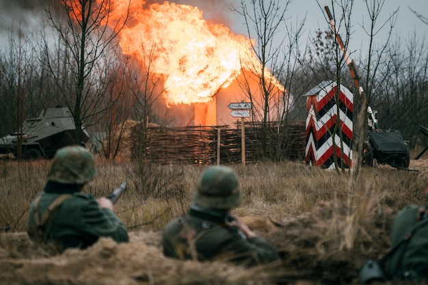 Немецкие солдаты в окопе во время боя