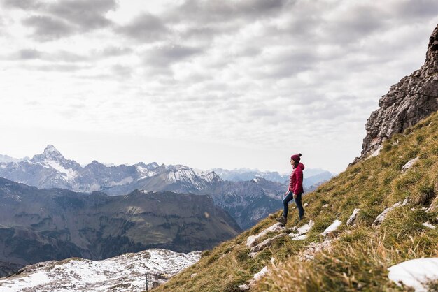 Photo germany, bavaria, oberstdorf, hiker in alpine scenery