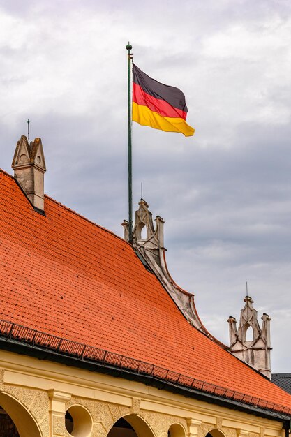 Photo germany flag flies on roof