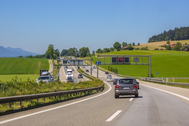 ドイツ。夏の日。国の高速道路の車の交通