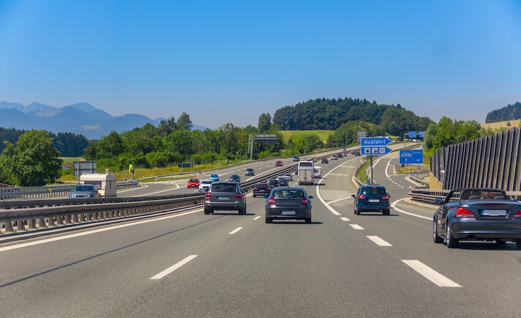 Photo germany. summer sunny day. road traffic on a country high-speed highway