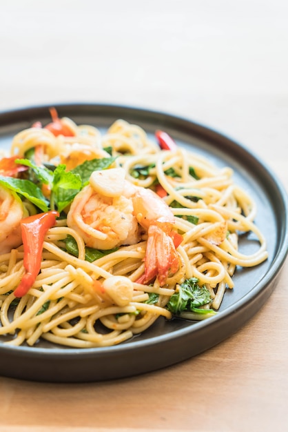 geroerbakte pittige spaghetti met garnalen