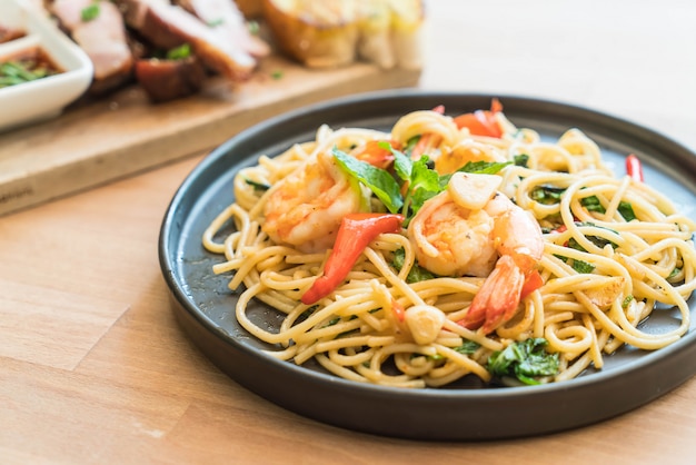 geroerbakte pittige spaghetti met garnalen