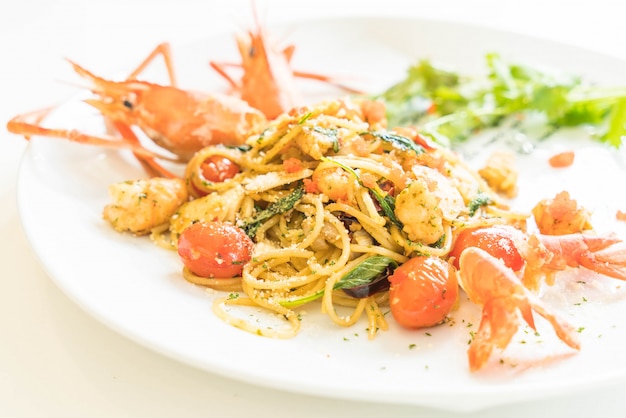 Geroerbakte spaghetti met garnalen