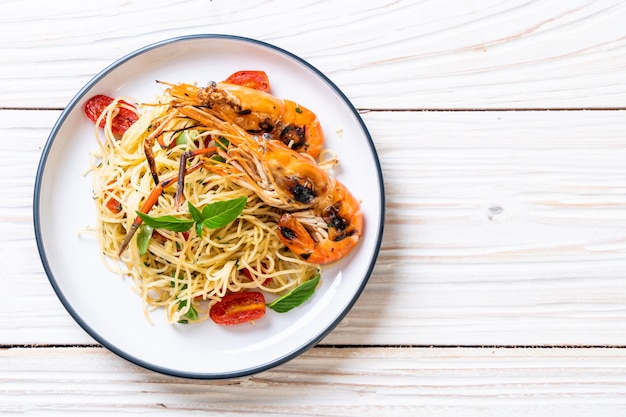 geroerbakte spaghetti met gegrilde garnalen en tomaten