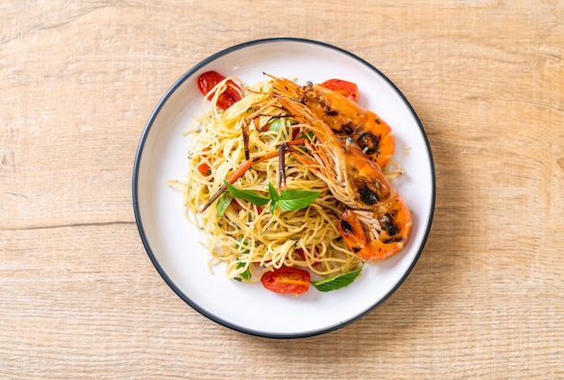 geroerbakte spaghetti met gegrilde garnalen en tomaten