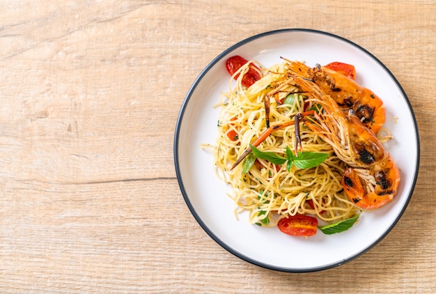 geroerbakte spaghetti met gegrilde garnalen en tomaten