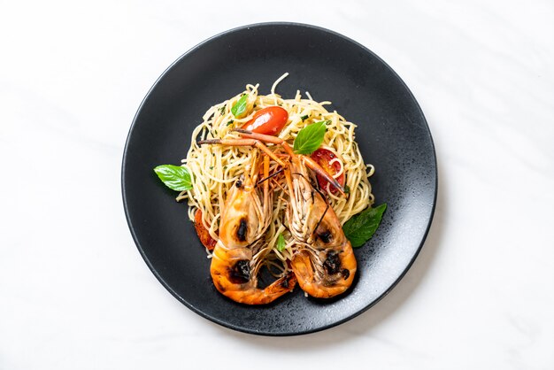 geroerbakte spaghetti met gegrilde garnalen en tomaten