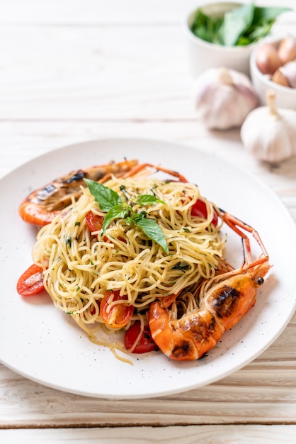 geroerbakte spaghetti met gegrilde garnalen en tomaten