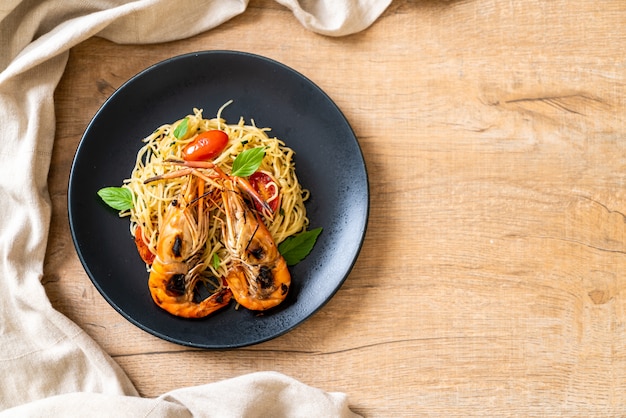 geroerbakte spaghetti met gegrilde garnalen en tomaten