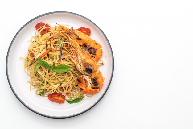 geroerbakte spaghetti met gegrilde garnalen en tomaten