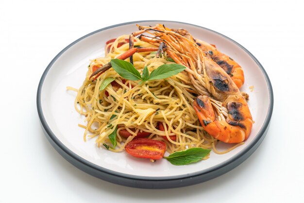 geroerbakte spaghetti met gegrilde garnalen en tomaten