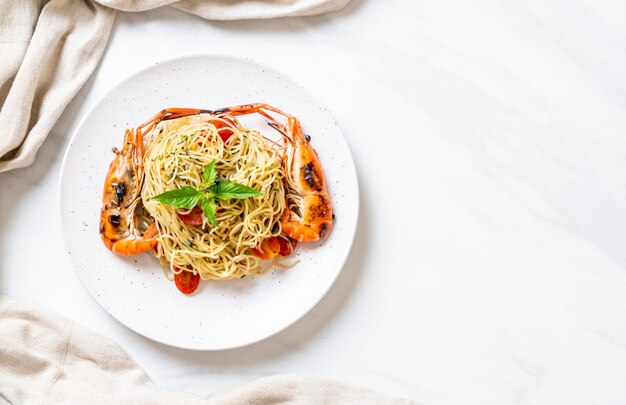geroerbakte spaghetti met gegrilde garnalen en tomaten